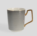 Čierny porcelánový hrnček so zlatým uškom.