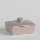 Béžová dóza na maslo z tvrdeného porcelánu. 