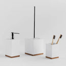 Biely kúpeľňový pohár. 